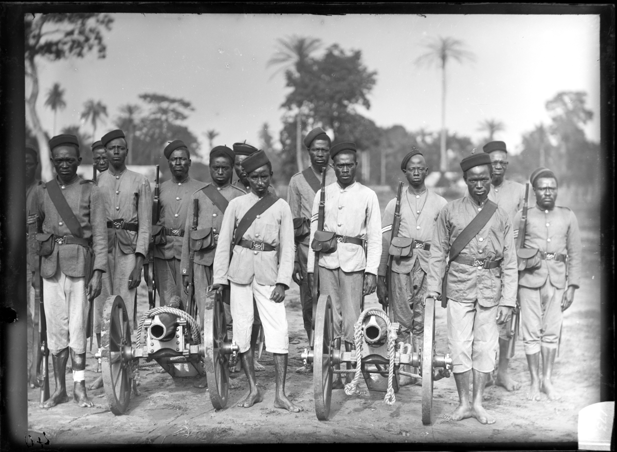 A group of Royal Niger Constabulary soldiers with two artillery pieces.